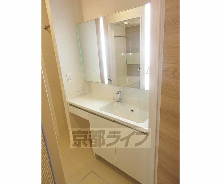 洗面設備　大きな独立洗面台・