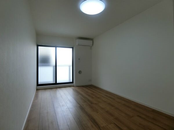 その他部屋・スペース　洋室8.1帖　エアコン付　バルコニーに面しています