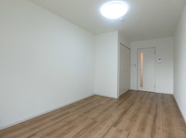 居室・リビング　洋室8.1帖　エアコン付　収納充実しています