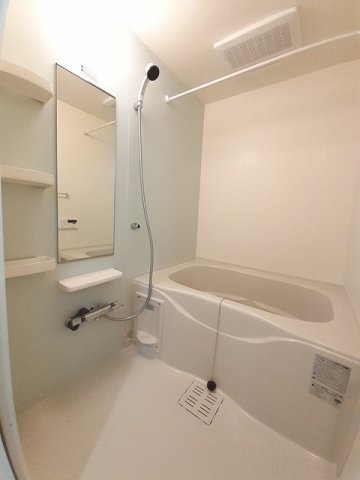 バス・シャワールーム　コンパクトで使いやすいお風呂です