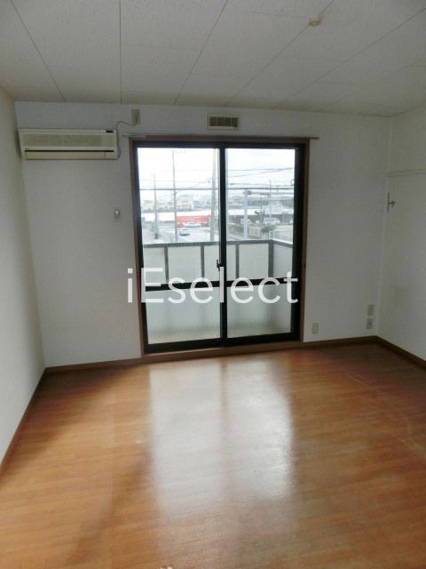 居室・リビング　前面は駐車場で明るい洋室です。