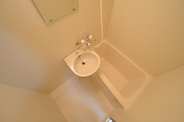 バス・シャワールーム　シンプルで機能的なユニットバスです！浴室乾燥機付き！