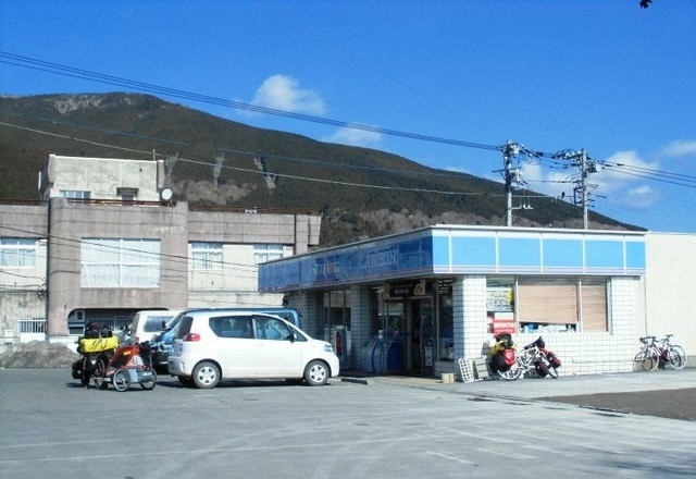 コンビニ　ローソン須走口店（コンビニ）まで1100m