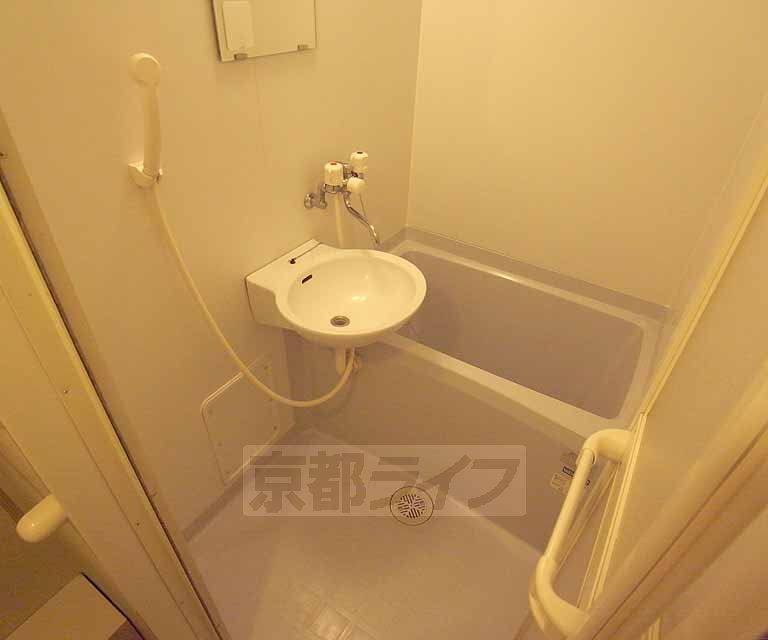 バス・シャワールーム　シンプルなバスルーム