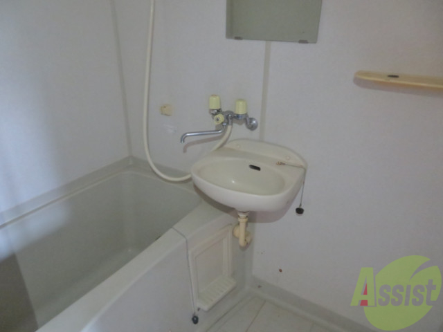 バス・シャワールーム　バスルームは狭すぎず、シャワーも浴びやすそうです。