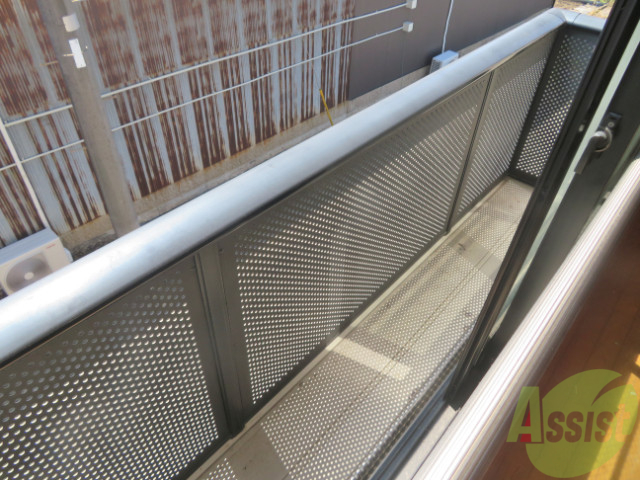 バルコニー　バルコニーは洗濯物がはかどりそうな広さがありますよ。