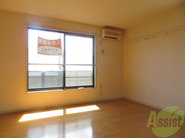 居室・リビング　リビングは、広々していて陽当たりもよさそうですね。