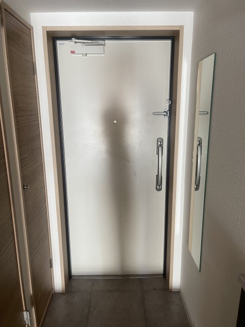 玄関　同物件別号室のものです。
