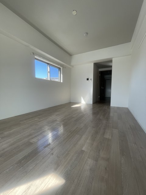 居室・リビング　同物件別号室のものです。