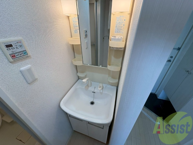 洗面設備　独立洗面台。身支度はここでばっちりですね。