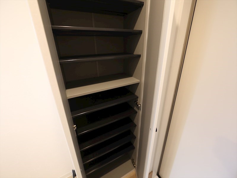 玄関　玄関　シューズボックス　姿見鏡付き（収納充実してます）