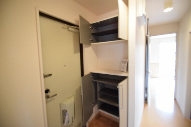 玄関　下駄箱完備