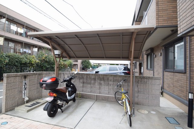 その他共有部分　敷地内に駐輪場・駐車場あります