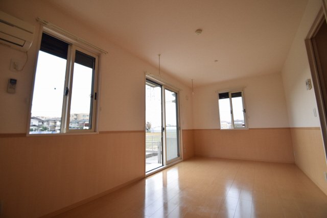 居室・リビング　広々リビング（角部屋の写真）