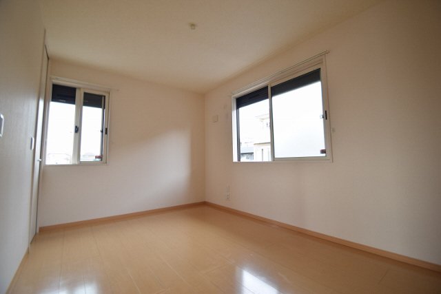 その他部屋・スペース　北側洋室（角部屋の写真）