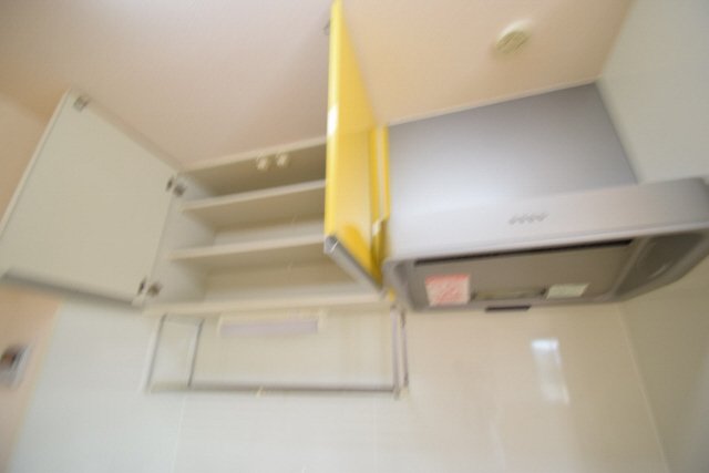 その他設備　キッチン上部に棚あります