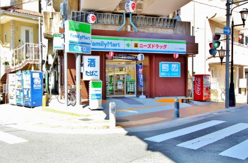 コンビニ　ファミリーマート ニーズ浦安店（コンビニ）まで357m