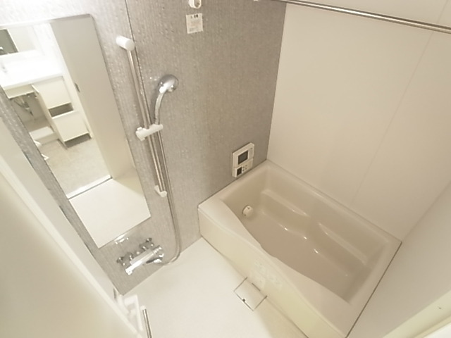 バス・シャワールーム　２人でも十分入浴できる広々なお風呂です