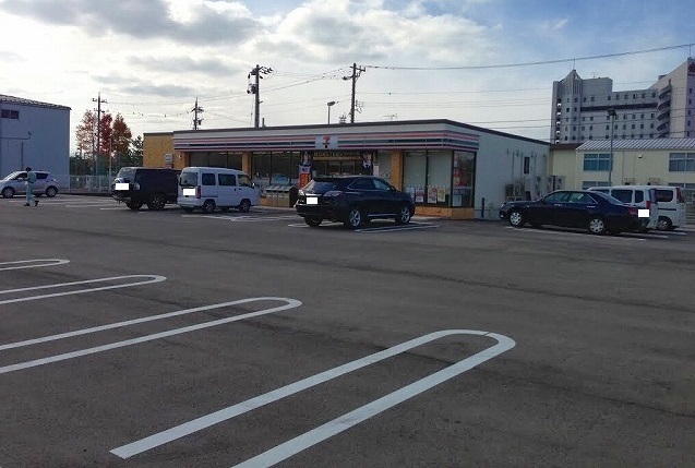 コンビニ　セブンイレブン（コンビニ）まで950m