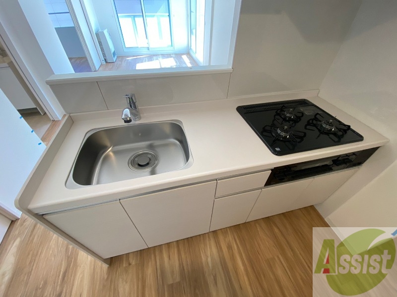 キッチン　３口システムキッチンですのですぐにお料理に使えます！