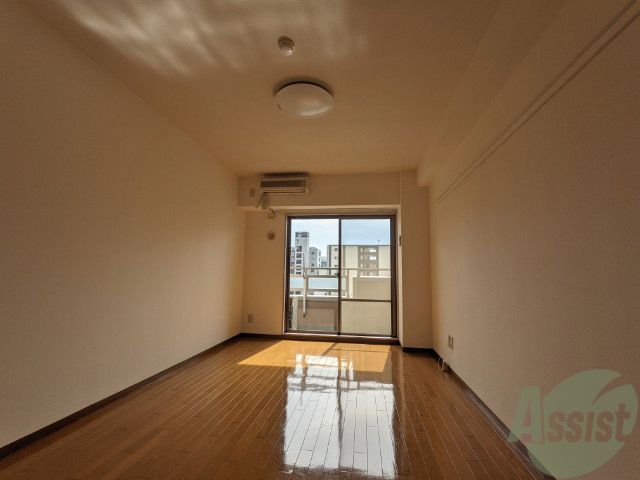 居室・リビング　９．５帖と１Ｋとしては広いので伸び伸びと生活できます。