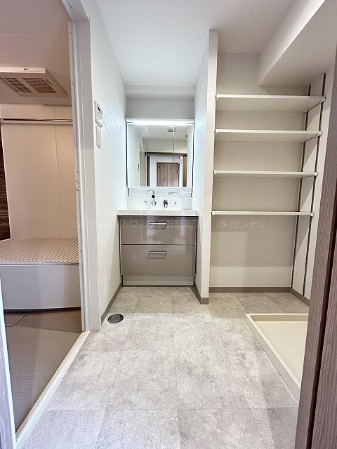 洗面設備　写真は403号室です（参考）