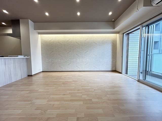 居室・リビング　写真は403号室です（参考）