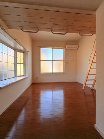 居室・リビング　出窓あり日当たり良好