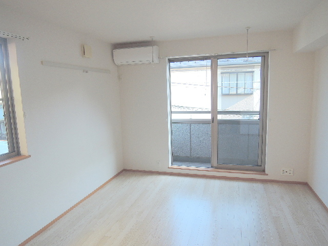 居室・リビング　南向き角部屋２面採光　日当たり良好