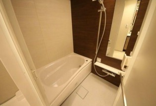 バス・シャワールーム　追い焚き機能、浴室乾燥機付きバス。