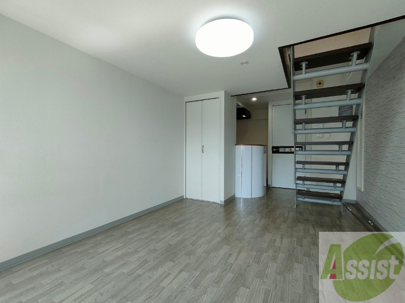 居室・リビング　木目のフローリングは落ち着きのある印象のお部屋になりますね。