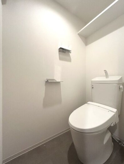 トイレ　※３階の別部屋の参考写真です。部屋によってカラータイプも異な