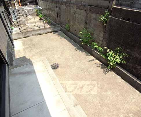 バルコニー　１階は広めの庭になってます