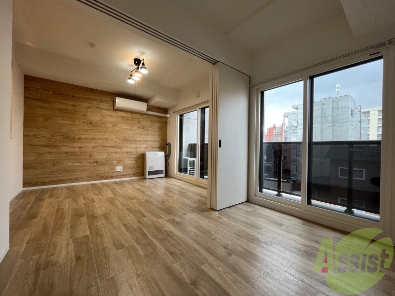 その他部屋・スペース　寝室はこちらです。光が差し込む、温かみのあるお部屋です。