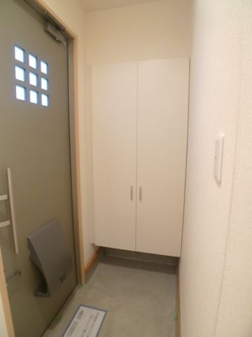 玄関　入居中のため他の部屋の画像になります。