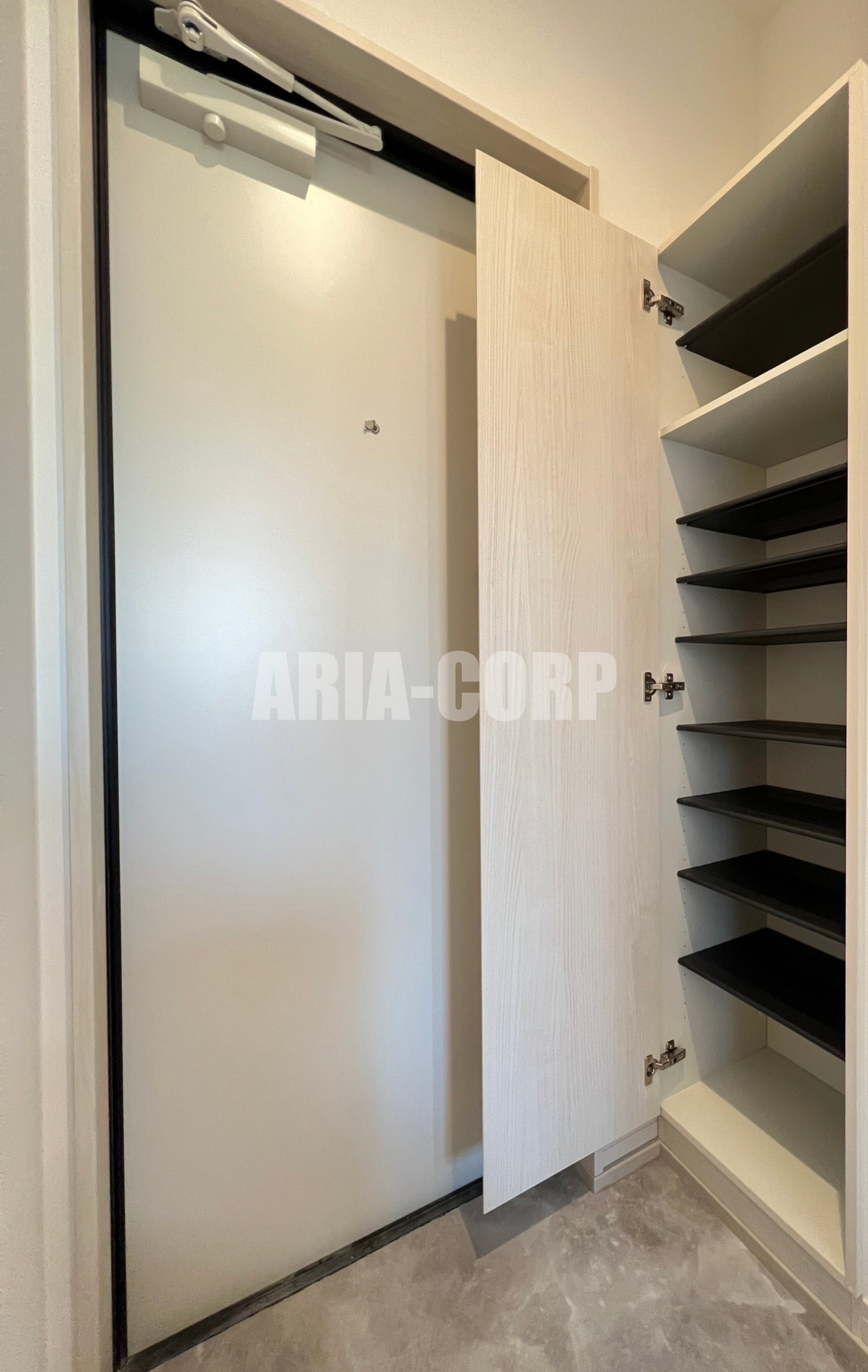 玄関　（同仕様）玄関にはシューズボックス搭載です◎