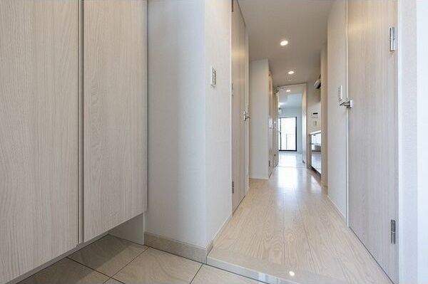 玄関　写真はイメージです。詳細は弊社にて内見をお願い致します！