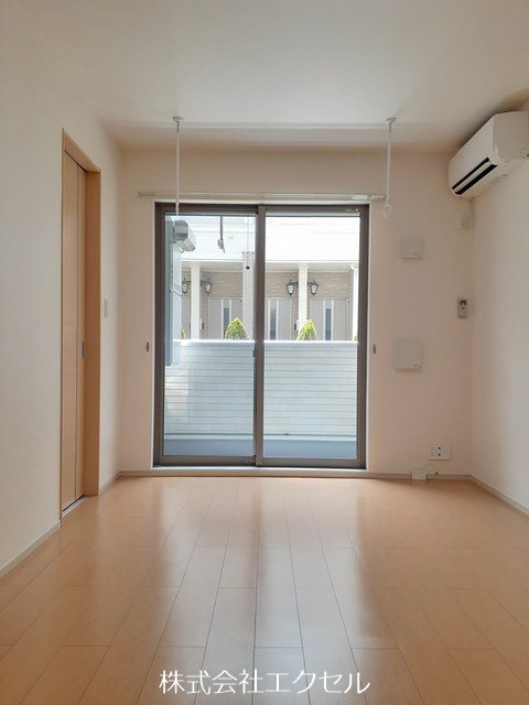 居室・リビング　エアコン完備の明るい室内です。