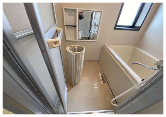 バス・シャワールーム　窓のあるお風呂