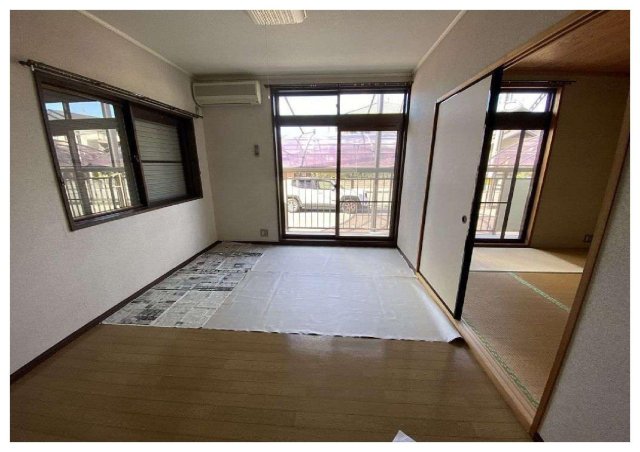 居室・リビング　２面採光で明るい洋室