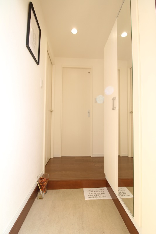 玄関　家具は物件に付帯するものではございません。