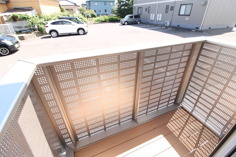 バルコニー　天気の良い日は外に洗濯物も干せます