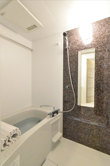 バス・シャワールーム　浴室換気乾燥機、追い焚き機能付きのお風呂