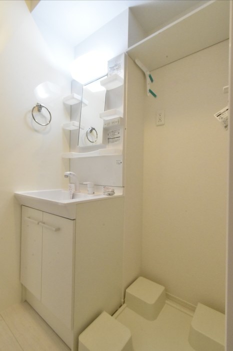 洗面設備　シャンプードレッサーと室内洗濯機置き場