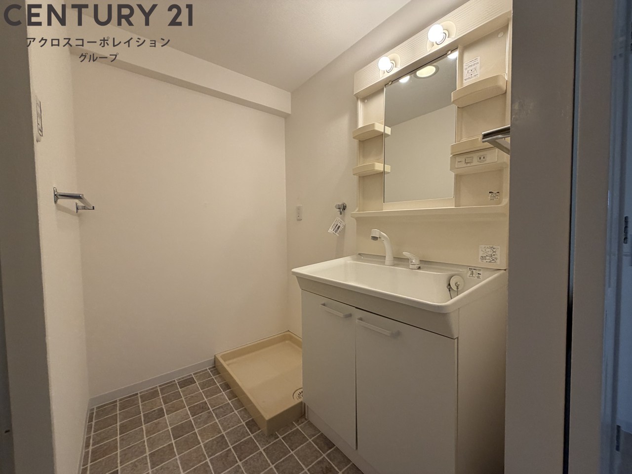 洗面設備　洗面化粧台の隣に洗濯機置き場のスペースあり！
