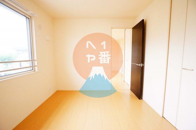 その他部屋・スペース　落ち着いた色調の寝室です　※参考写真です