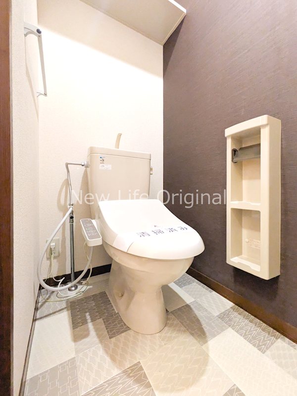 トイレ　アクセントクロスで落ち着いた雰囲気のトイレです☆