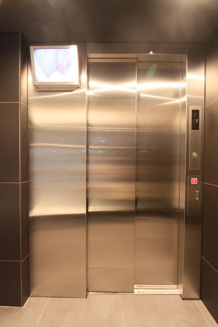 セキュリティ　防犯カメラ付きエレベーター