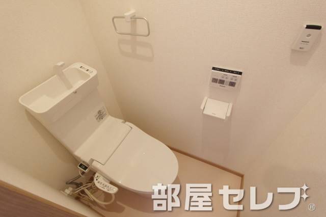 トイレ　温水洗浄便座。