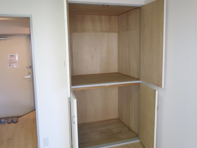 収納　奥行きがあり布団なども収納できます♪